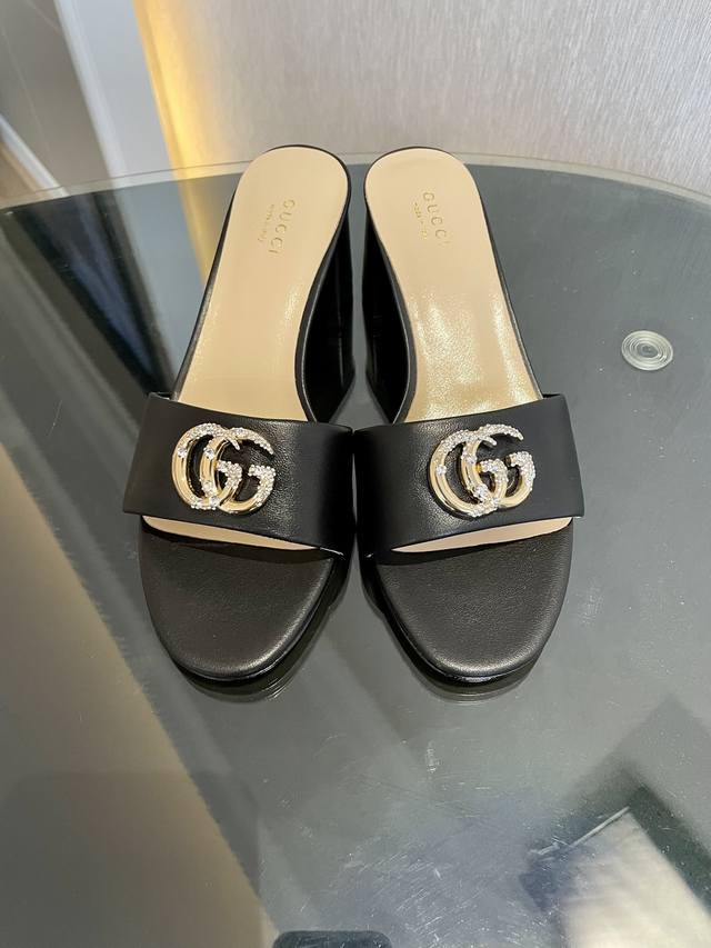 Guccl, 2025 Spring/Summer New Arrival Open-Toe Sandals Crafted From Leather, Fea
