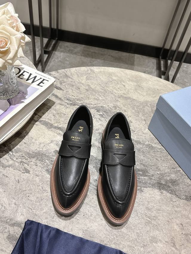 Prada 25Ss Runway-Inspired Retro British-Style Pointed-Toe Loafers Early Spring