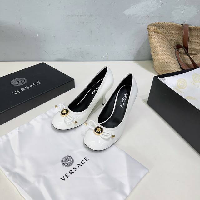 High-Quality Factory-Direct!Versace, The Niche Fashion Brand, Presents Its 2025