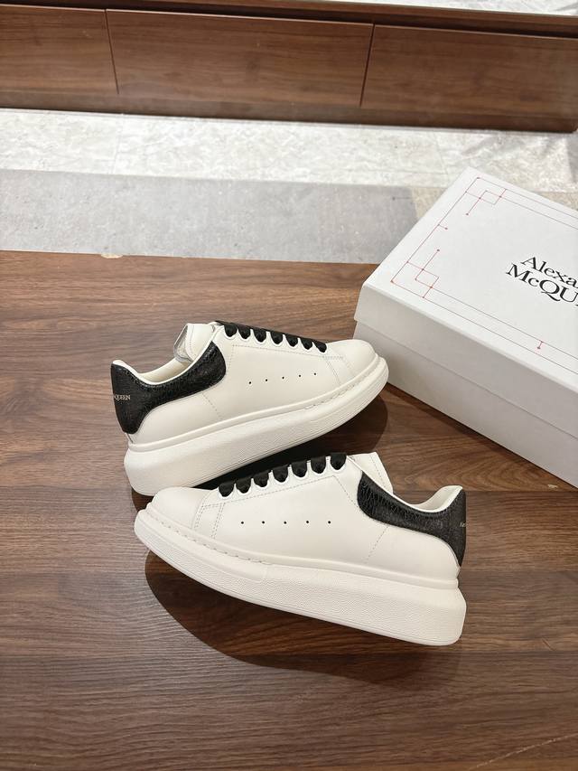 2025 New Cracked Color Cracked Pattern Sheepskin Lining For Women And Men, Sizes