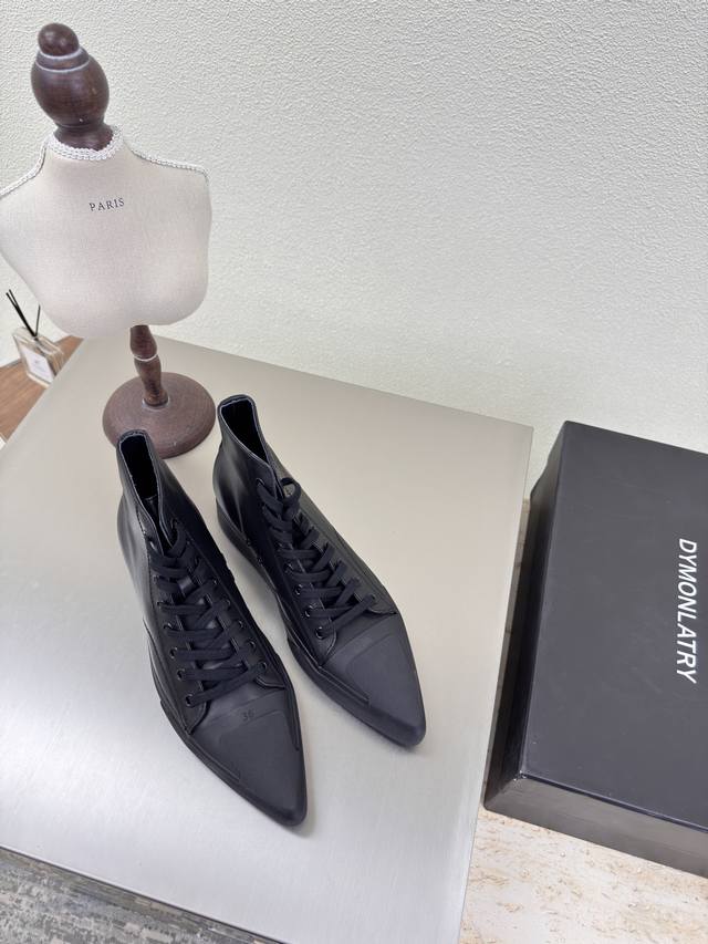 Dy High-Top Skate Shoes With Pointed Toes. Dym*Nlatry. . Chinese-Inspired Fashio