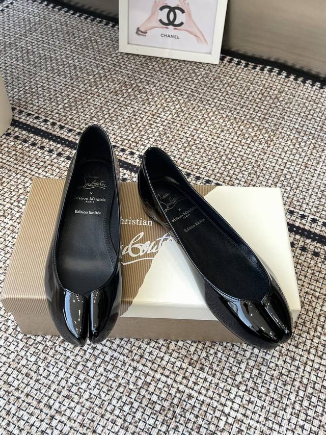 Cl X Maison Margiela 25Ss Split-Toe Flat Shoes Maison Margiela Collaborates With