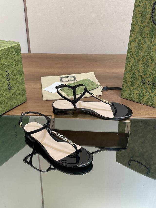 Summer's Latest Sandal With Gucci Letter Buckle And Golden Logo Chain, Toe-Post