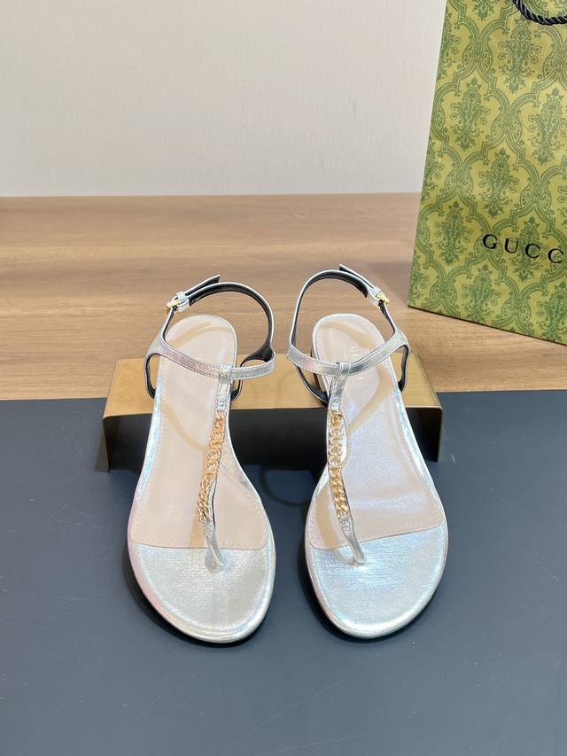 Summer's Latest V-Strap Sandals With Gucci Letter Buckle And Gold Logo Chain, To