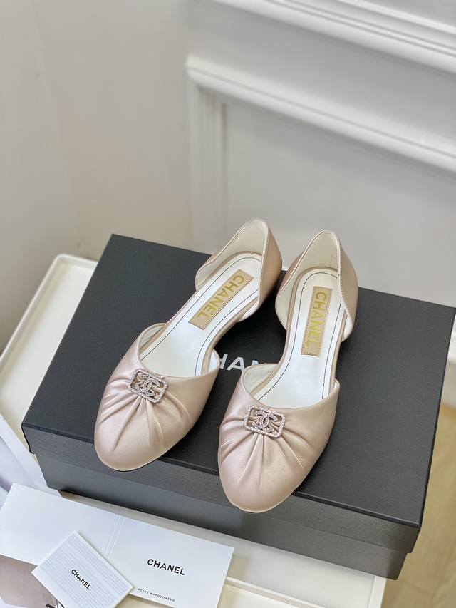 2025Ss Spring/Summer Chanel New Diamond Buckle Hollow Flat Sandals, Embodying El