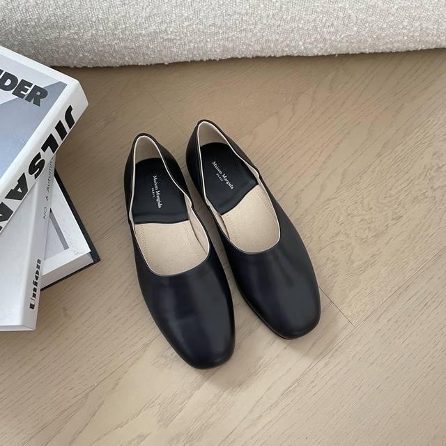 Maison Margiela Tabi Ultra-Popular Classic Flat Classic Black Calfskin Leather,