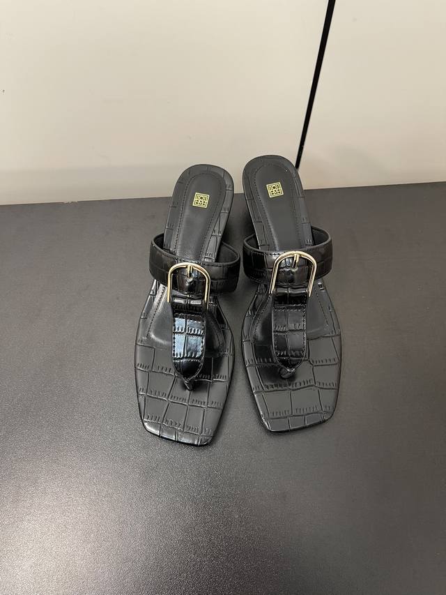 Toteme 24 New Button-Style Flip-Flops Are Here! The Stone-Textured Design Is Abs