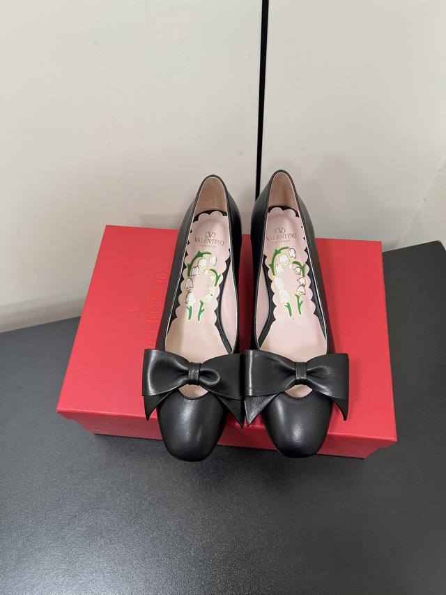 Valentino 2025 New Butterfly Bow Mid-Heel Pumps Retro Elegance With A Large Butt