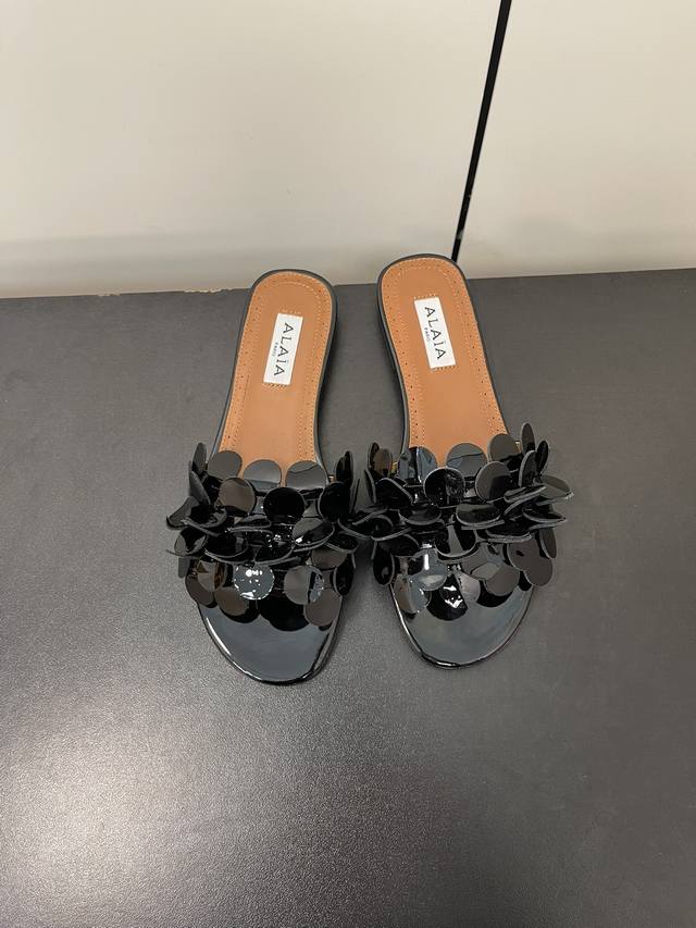 Alaia Alaia Flower-Embellished Flat Slippers! Countless Renowned Designers Regar