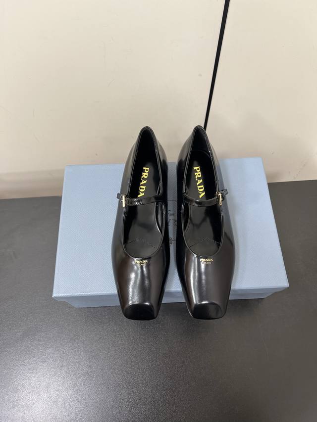 Prada Prada 25Ss Spring/Summer New Arrival Flat Square-Toe Pumps The Simple Desi