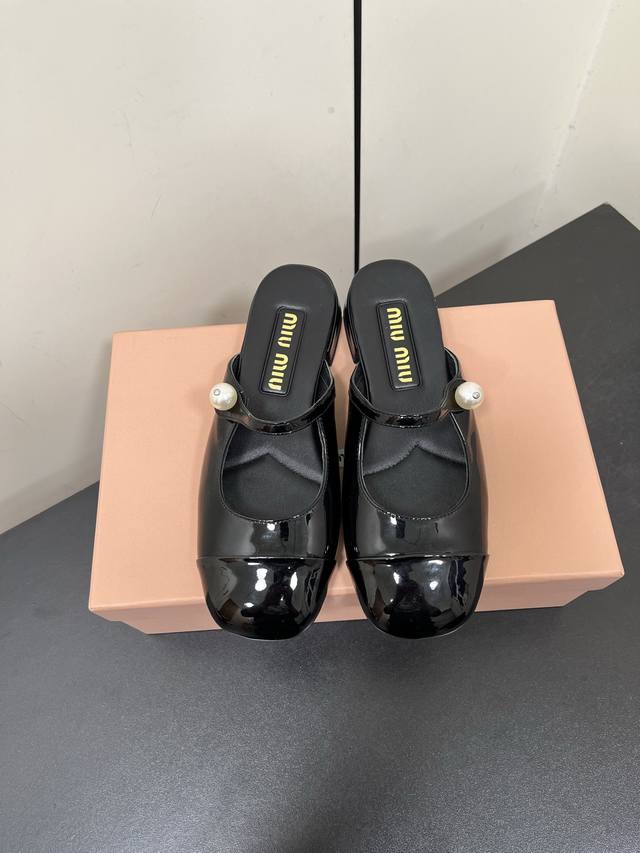 Miu Miu 2025 Early Spring New Arrival Button-Trimmed Chunky Heel Mary Jane Half-