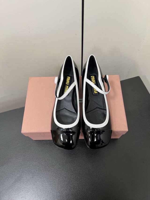 Miu Miu Miu Miu 2025 Early Spring New Arrival Button-Trimmed Chunky Heel Mary Ja