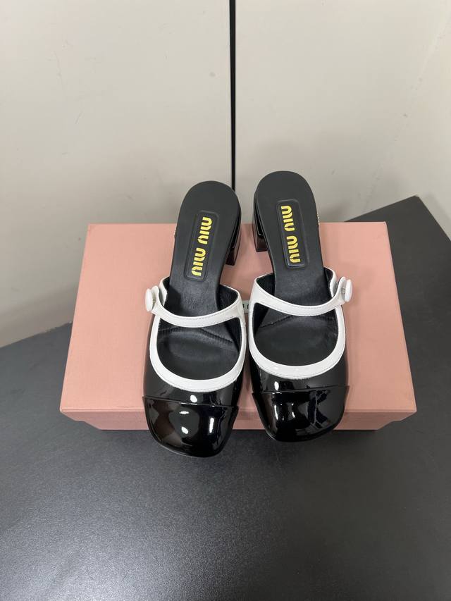 Miu Miu 2025 Early Spring New Arrival Button-Trimmed Chunky Heel Mary Jane Half-