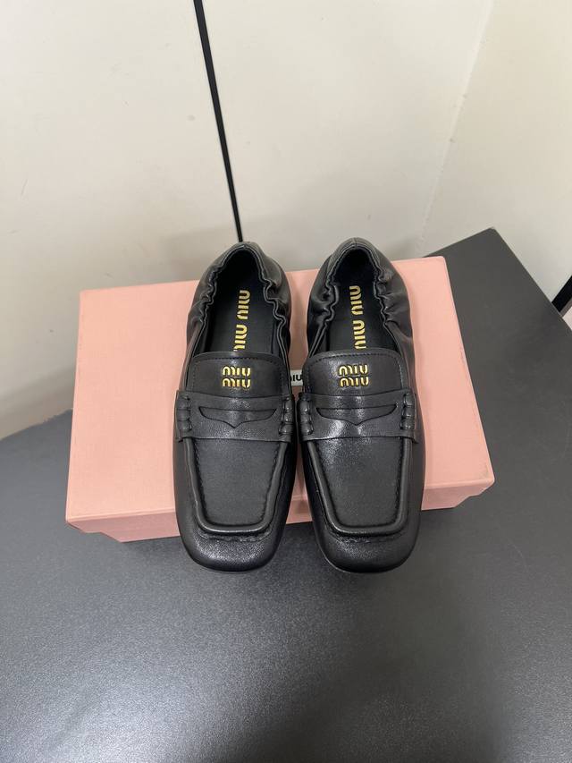 Miumiu 2025 Spring New Arrival Square-Toe Loafer This Shoe Features A Classic, M