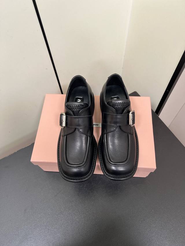 Miumiu2025 New Square-Toe Chunky Heel Retro Loafers. Has A Touch Of Vintage Char