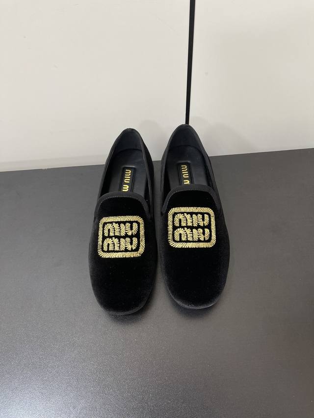 Miumiu New Velvet Letter Embroidered Flat Shoes The Letter Embroidered Logo Comb
