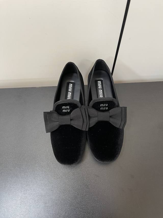 Miumiu New Velvet Bow Flat Shoes The Combination Of Metal Logo, Velvet, And Bow