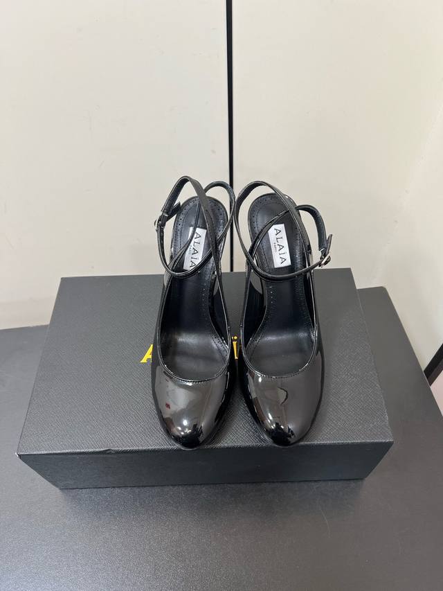 Alaia 2025 | Niche New Arrival Heart-Shaped Buckle Strap Sandals These Heart-Sha