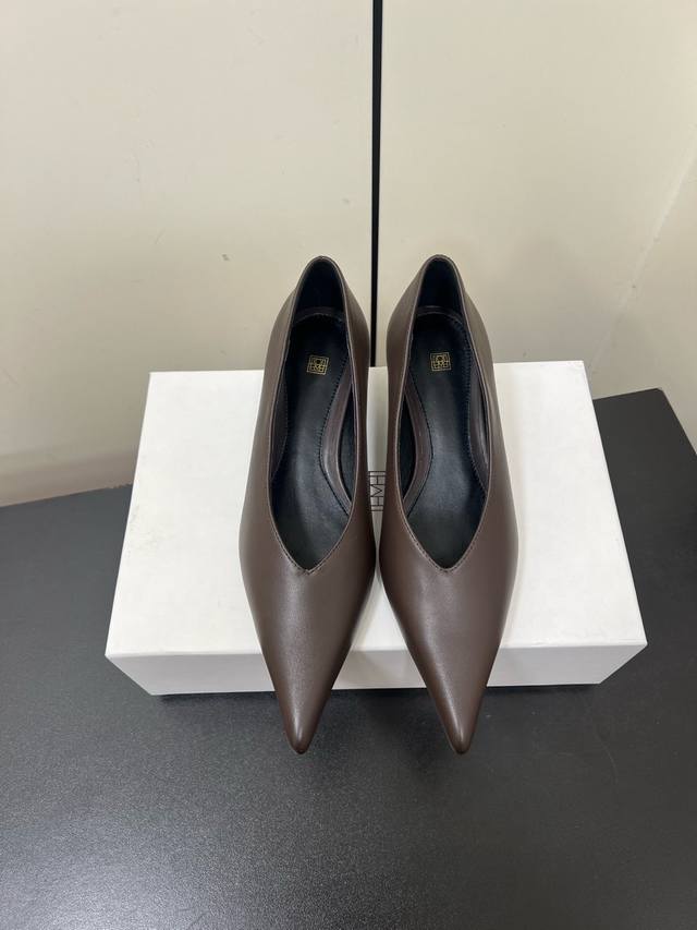 Toteme 2025 | Early Spring New Arrival Pointed-Toe Wedge Sandals This Collection