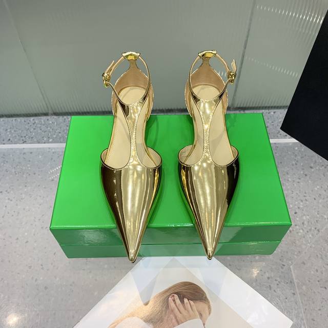 P, Bottega Venetabv Rocket T-Strap Ballet Flat With Pointed Toe! A Must-Have For