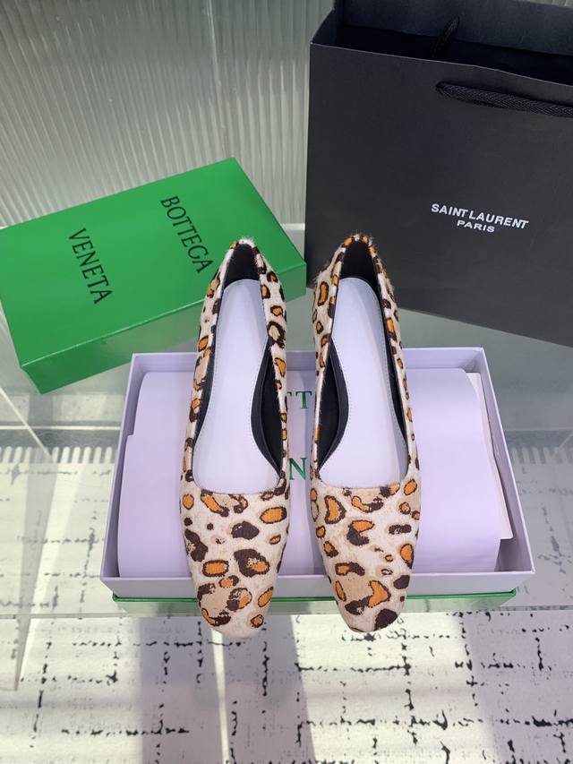 P, Bottega Venetabv Kitten Heel Sandals! Elegant And Sophisticated When Worn, Ex