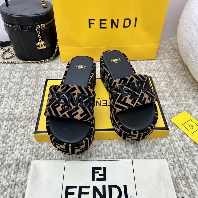 Factory-Direct Fendi Fur-Trimmed Slippers, The Main Series From The Runway, Newl