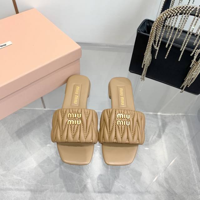 Available 2025 Miumi*Ss Spring/Summer New Arrival Flat Lambskin Sandals Top-Tier