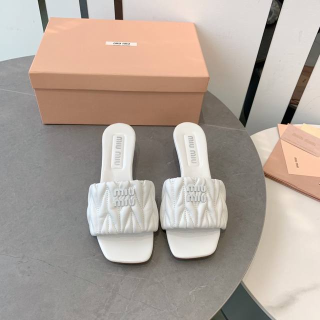 Available Miumi*2025Ss Spring/Summer New Arrival Flat Lambskin Sandals Top-Tier