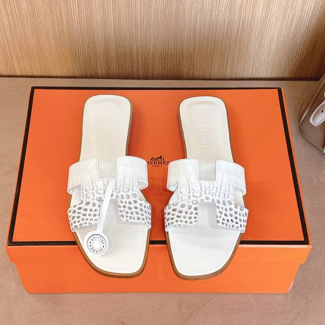 Full-Coverage Midsole With Crocodile Pattern, Factory Price. P Hermes Oran Sanda