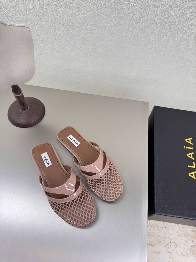 Flat Alaia Sandals From Paris At First Sight, You'll Fall In Love With The Pink