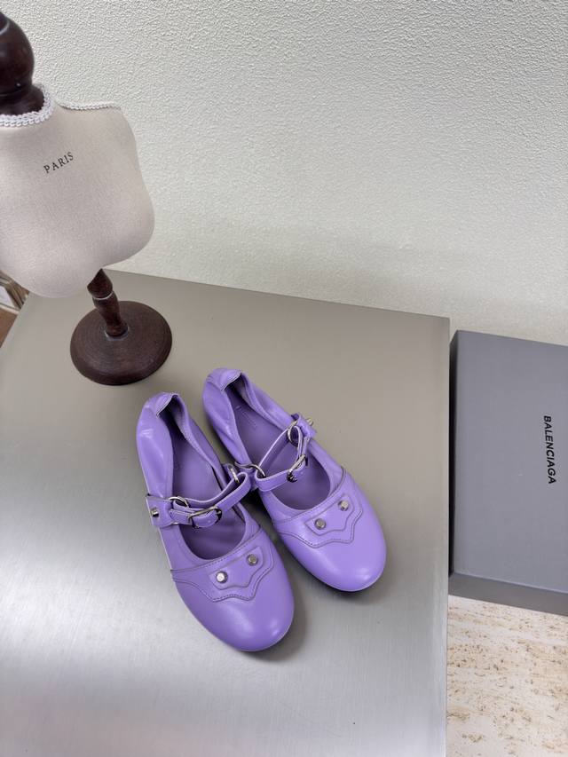 Balenciaga Exclusive Flat Egg-Shaped Shoes Upper: Butter Leather, Ultra-Soft Lin