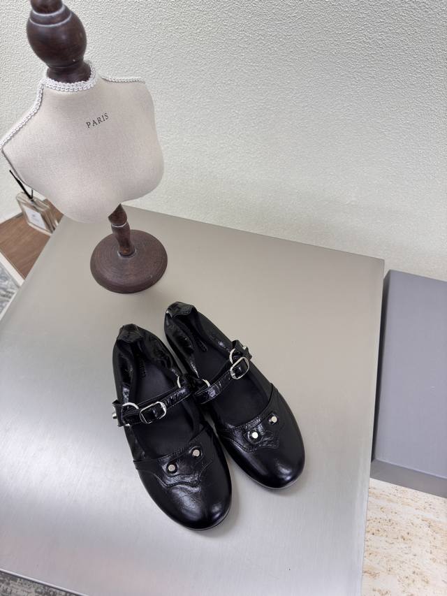 Balenciaga Exclusive Flat Egg-Shaped Shoes Black Fabric: Butter Leather, Ultra-S