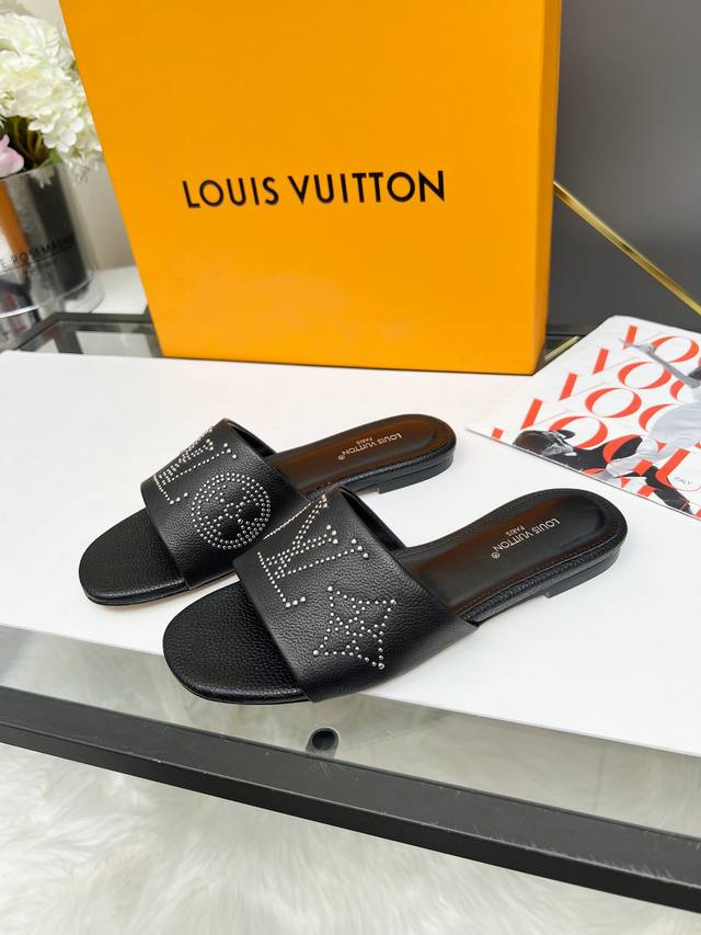 A Must-Have For Fashion Enthusiasts! The Louis Vuitton Flat Sandals Are Making W