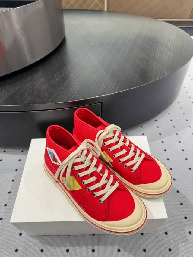Couple's Edition Fabric: Imported Canvas Lining: Sheepskin Sole: Rubber Elegant
