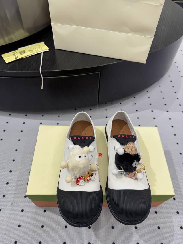 Couple's Edition Fabric: Imported Canvas Lining: Sheepskin Outsole: Rubber Sole