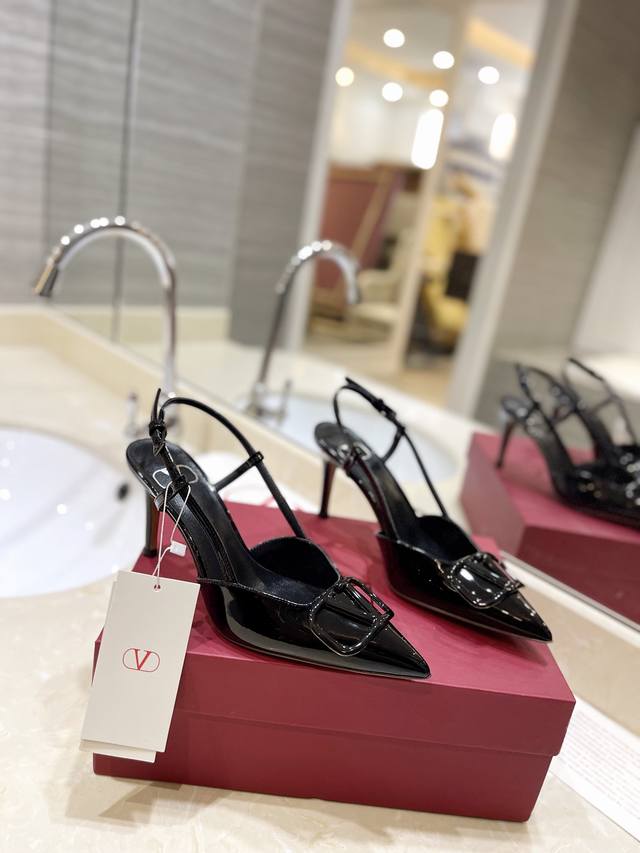 P: Valentino S Official Store Latest Series The New Season Of Valentino Features