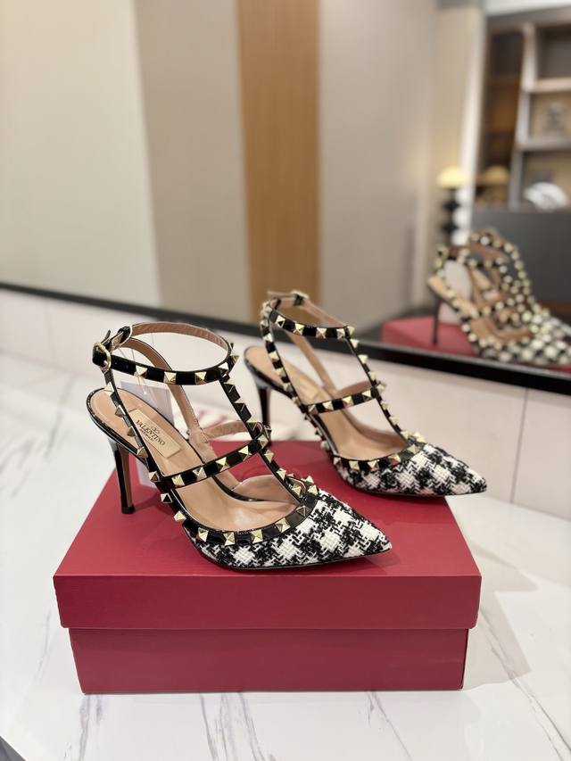 Factory Price: Pp: Valentino 2025 Ss New Arrival Classic Studded Pointed-Toe San