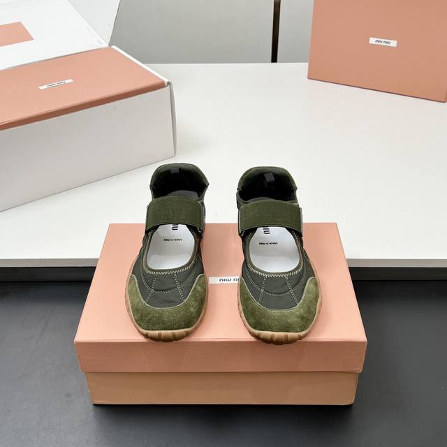 Featured Style, Factory-Direct High-End Version! Miu Miu Tyre Lace-Up Casual Sne