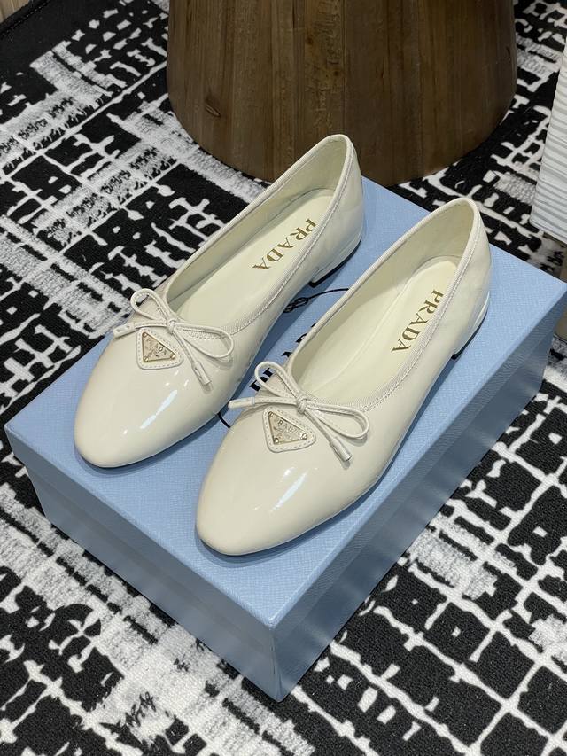 25Sspradaa Prada Spring New Arrival Triangle Logo Naplak Lacquered Leather Balle