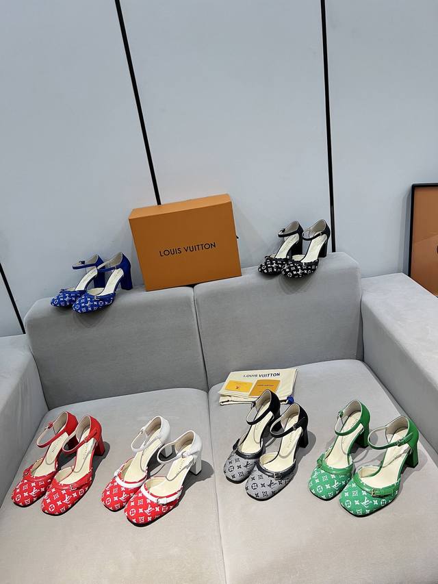 In-Stock Fabric: Cowhide + Exclusive Store Fabric Lining: Sheepskin Insole: Shee