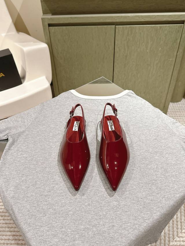 225 Alaia Flat Pointed-Toe Shoes New Arrival, Minimalist And Versatile Fashion S