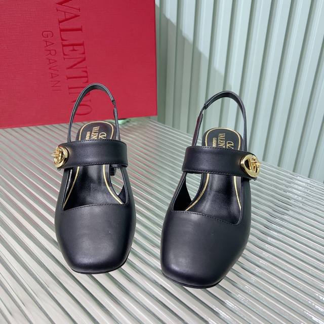 Valentino Valentino's Popular V-Buckle High Heels! For Ladies Who Prioritize Com