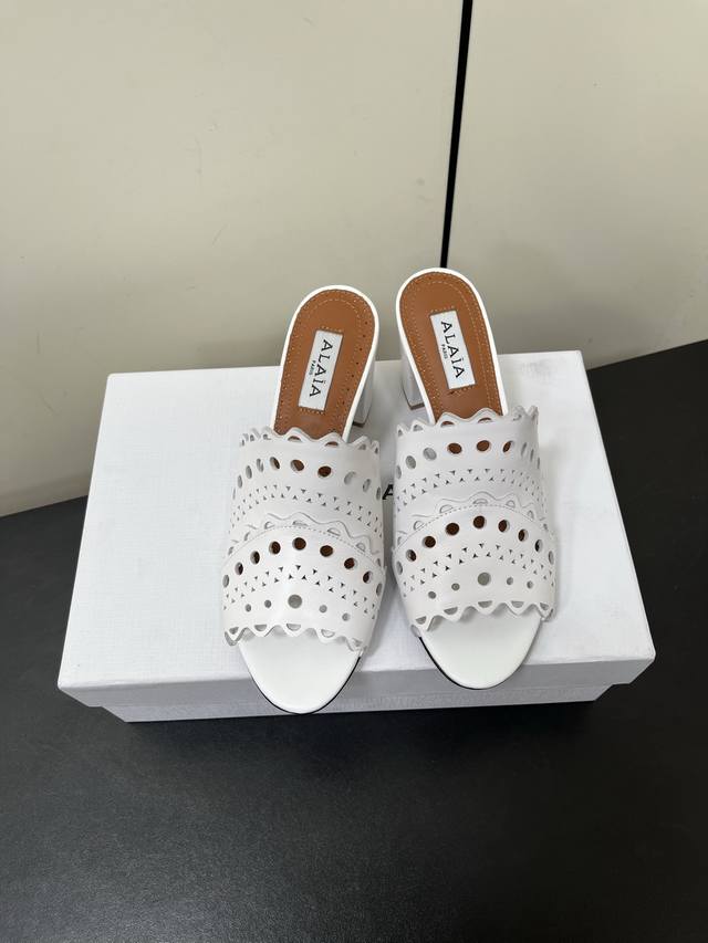 Alaia 2025 Spring/Summer New Classic Retro Lace-Up Flat, Chunky Heel Sandals Ser
