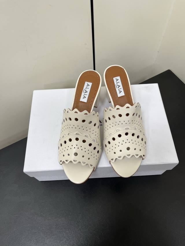 Alaia 2025 Spring/Summer New Classic Retro Lace-Up Flat, Chunky Heel Sandals Ser