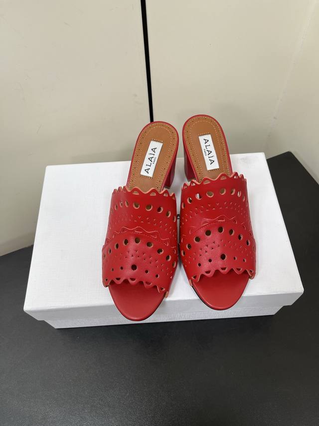 Alaia 2025 Spring/Summer New Classic Retro Lace-Up Flat, Chunky Heel Slippers Se