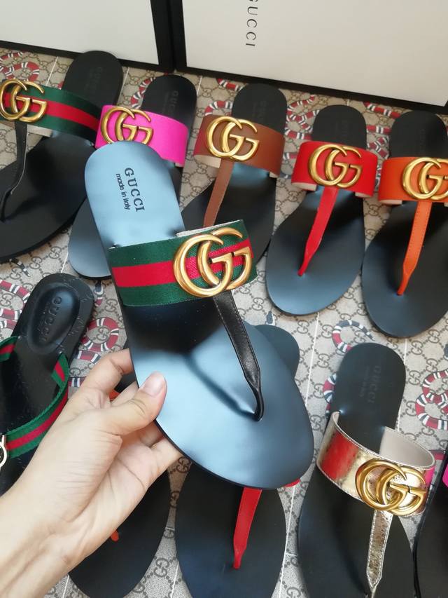 New Arrival~~New Gucci Bee-Print Sole Flip-Flops In Sizes 35