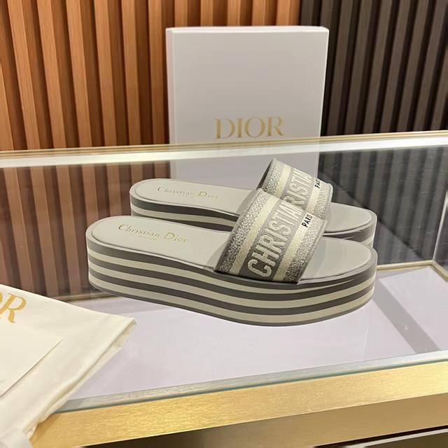 Dior's Latest High-Quality Embroidered Slippers, Original - Hand-Embroidered Cra