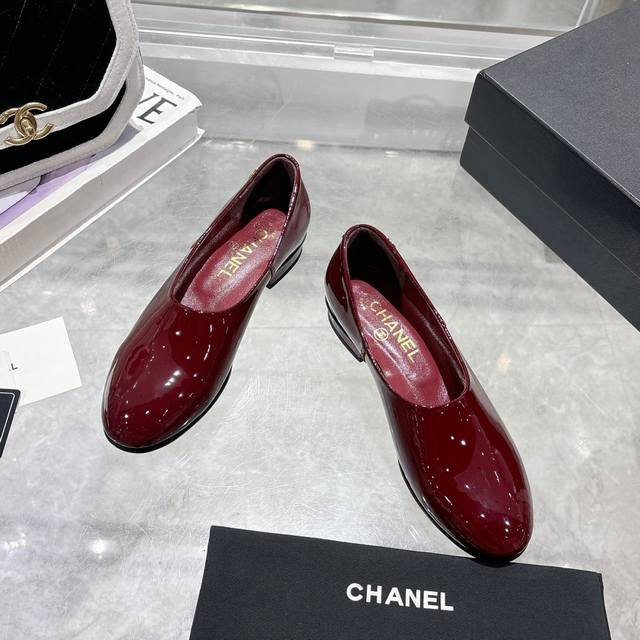 25C Early Spring New Arrival Chanel Loafers; Material: Lacquered Leather; Colors