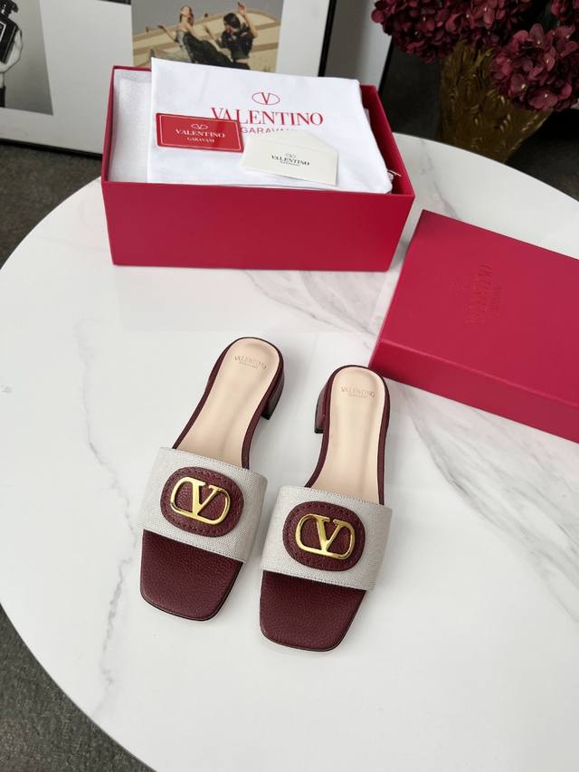 Valentino 2025 Spring/Summer Bestseller Beach Travel Sandals. Large V-Shaped Log
