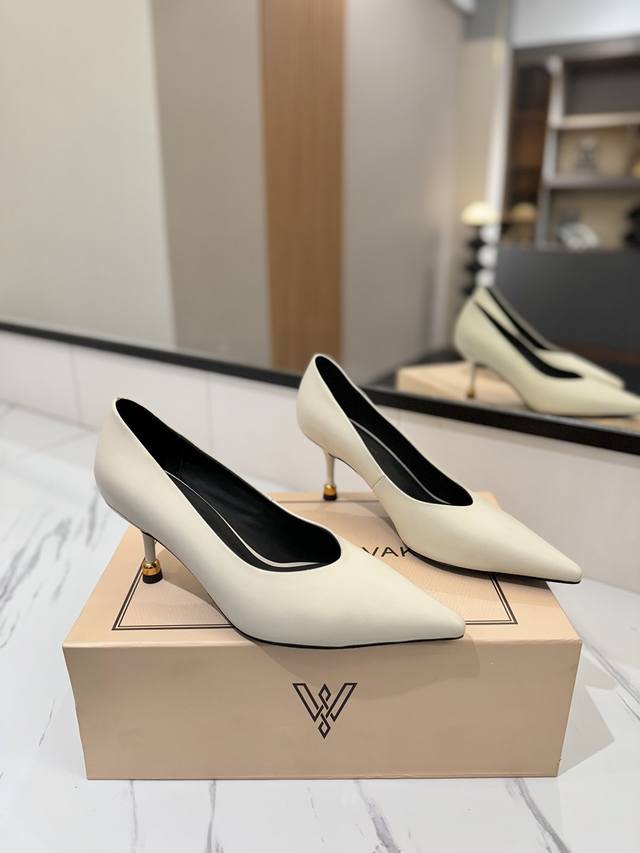 Factory Price: Vanda Novak, An Italian Brand, Exclusively Available Online. Deve